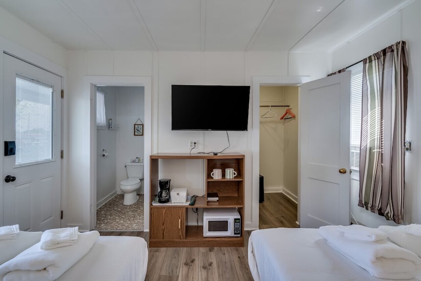 K's Motel With Stunning St. Lawrence River Views - Room 3 - Gananoque