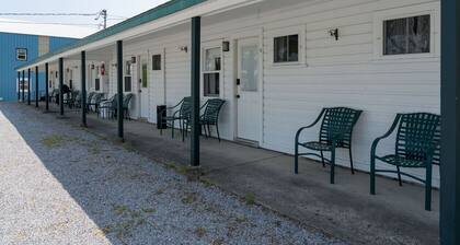 K's Motel with Stunning St. Lawrence River Views - Room 3