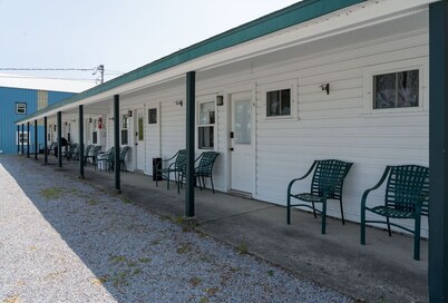 K's Motel with Stunning St. Lawrence River Views - Room 3