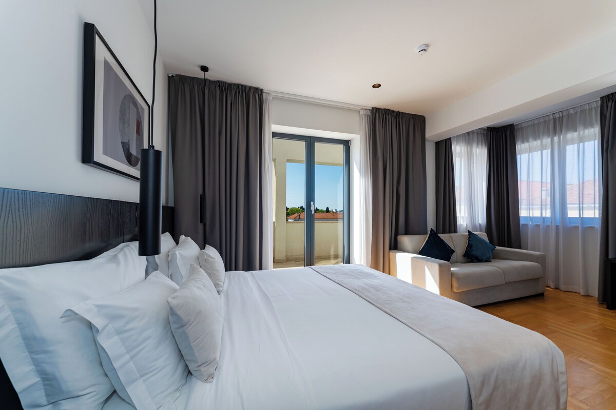 Deluxe Room | 1 bedroom, minibar, in-room safe, desk