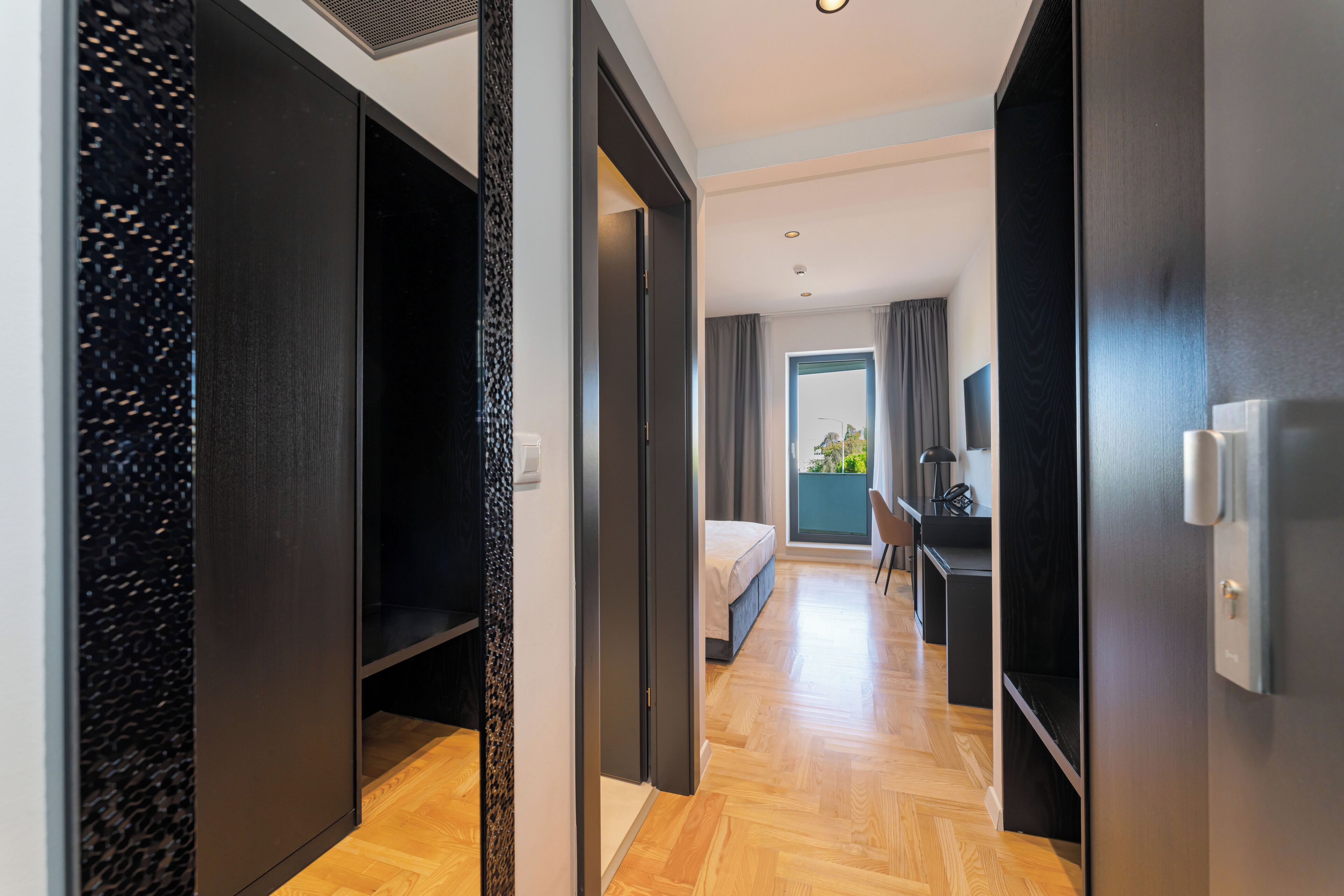 Premium Room with balcony | 1 quarto, frigobar, cofres nos quartos, escrivaninha
