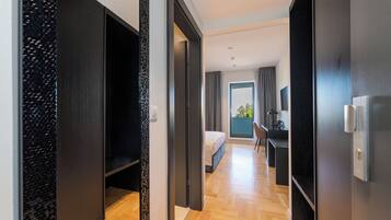 Premium Room with balcony | 1 quarto, frigobar, cofres nos quartos, escrivaninha
