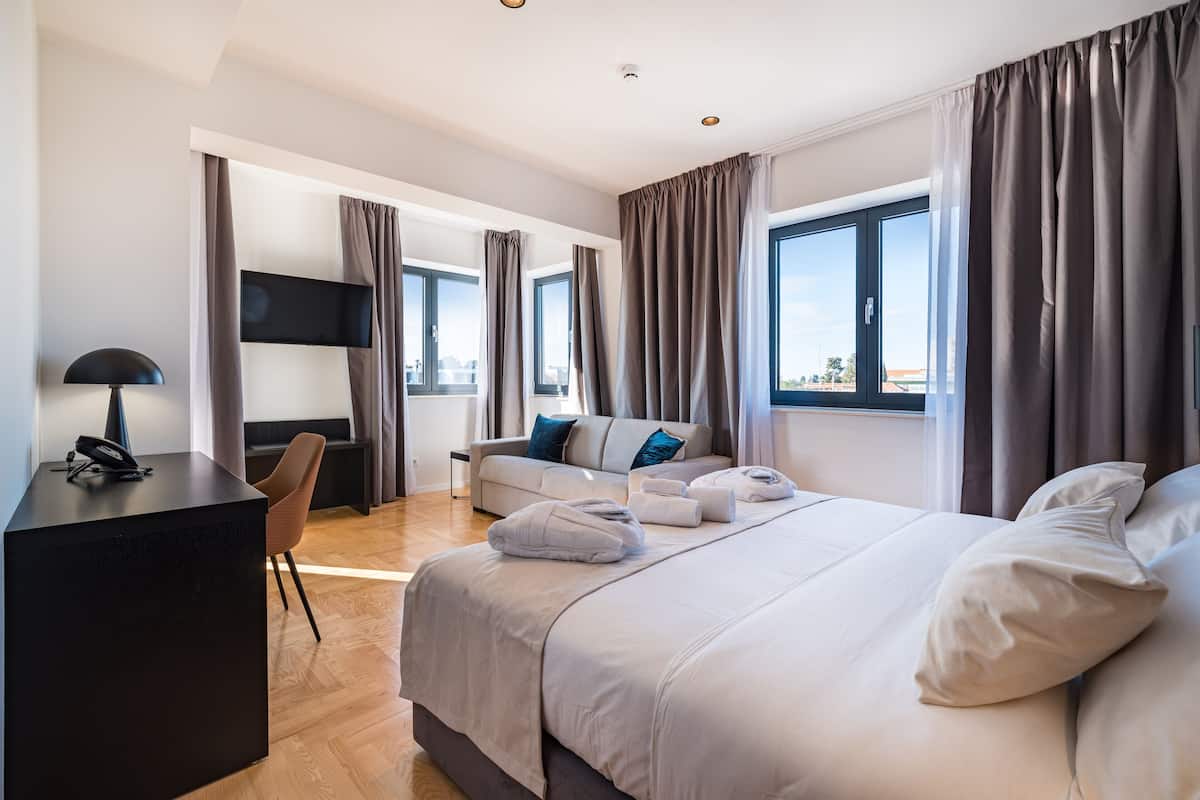 Deluxe kamer | 1 slaapkamer, een minibar, een kluis op de kamer, een bureau