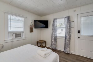 1 bedroom, iron/ironing board, free WiFi, bed sheets - K's Motel with Stunning St. Lawrence River Views - Room 6 (Clayton)