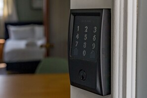 Eine digitale Tastatureinrichtung an einer Tür, vermutlich für den Zimmerzugang.