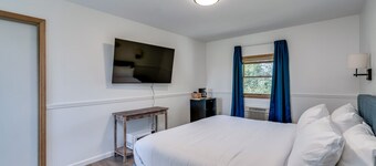 K's Motel with Stunning St. Lawrence River Views - Room 8
