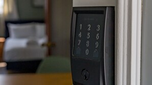 Eine Hotelzimmertür mit digitalem Zahlenschloss.