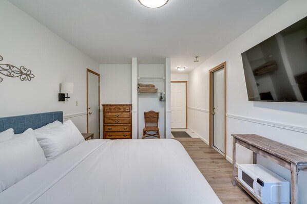 1 bedroom, iron/ironing board, free WiFi, bed sheets - K's Motel with Stunning St. Lawrence River Views - Room 8 (Clayton)