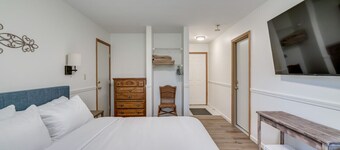 K's Motel with Stunning St. Lawrence River Views - Room 8