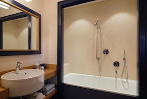Douche, sèche-cheveux, bidet, serviettes fournies