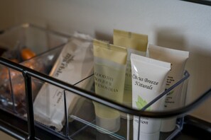 Un área de almacenamiento con contenedores transparentes que guardan diversos artículos, incluyendo un tubo etiquetado como 'Citrus Breeze Naturals'.