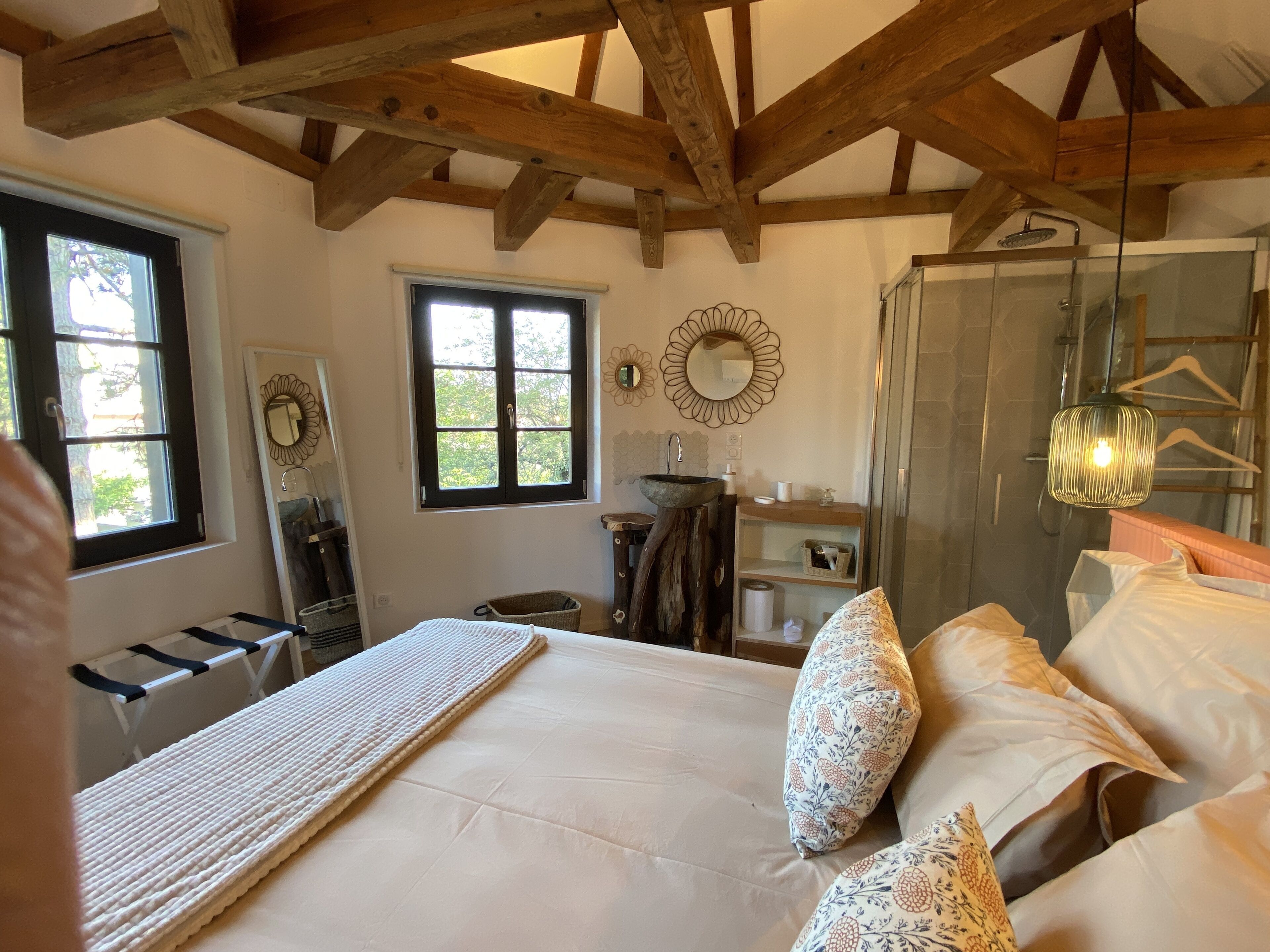 2 bedrooms, desk, iron/ironing board, travel crib