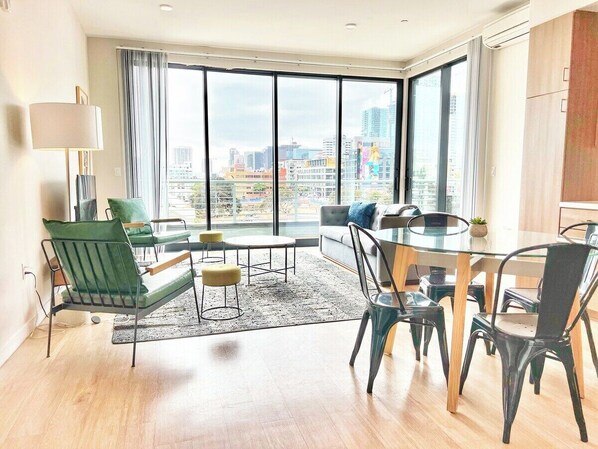 Televisión y oficina 