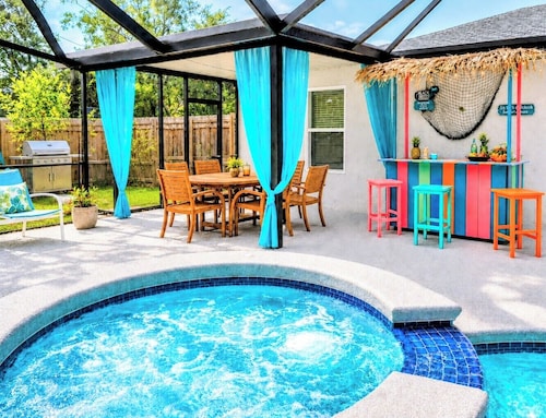 Private Tropical Oasis • Heated Salt Pool + Spa • Tiki Bar • Near Beach• Downtow