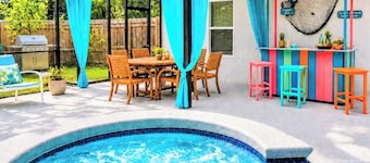 Private Tropical Oasis • Heated Salt Pool + Spa • Tiki Bar • Near Beach• Downtow