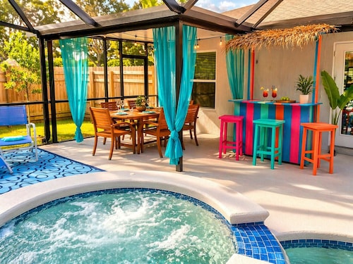 Private Heated Pool & HotTub Oasis. Tiki Bar. Quiet Neighborhood. Close to Beach