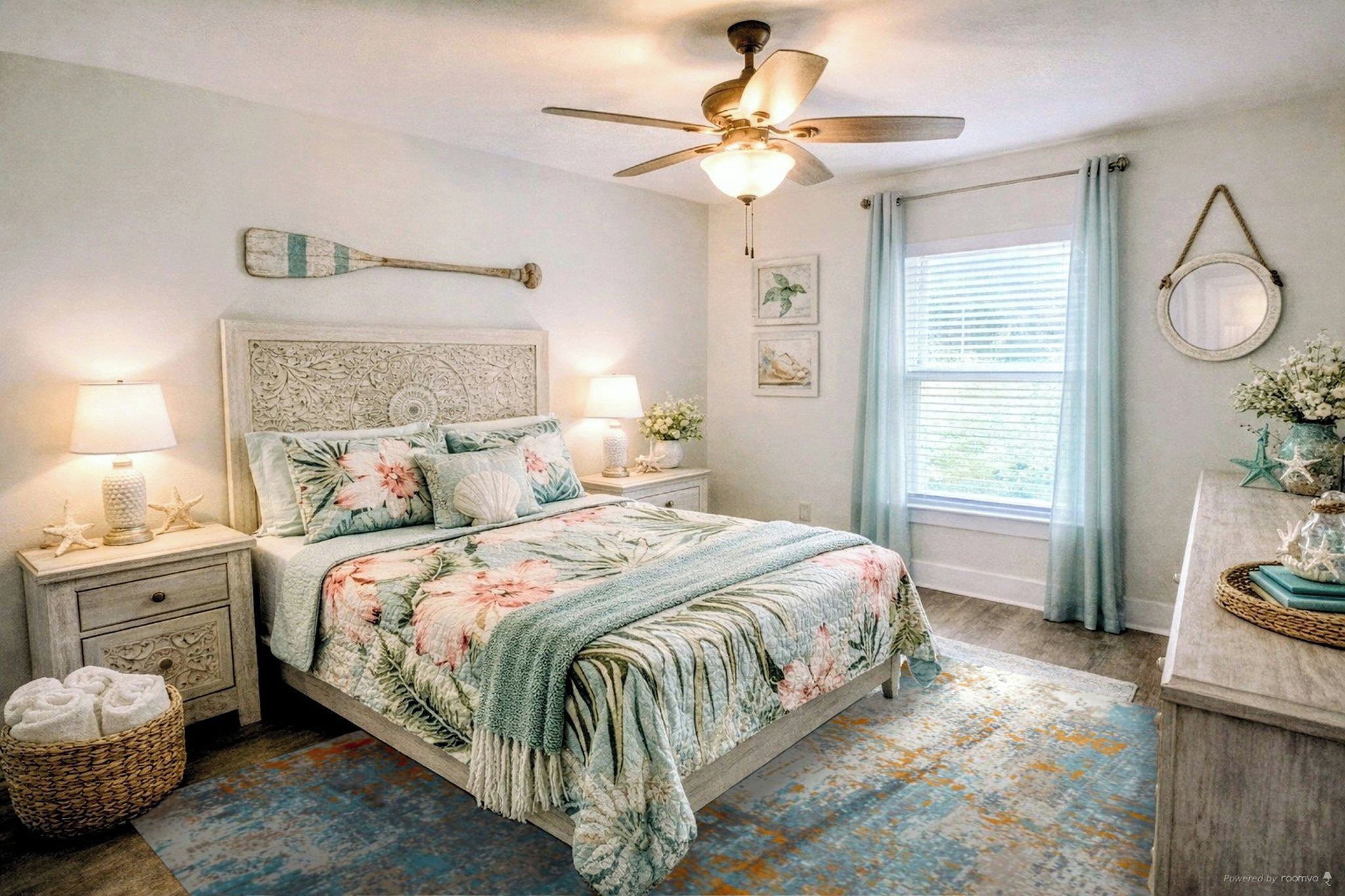 Un dormitorio con cama, mesitas de noche, ventilador de techo, ventana con cortinas y decoración en la pared.
