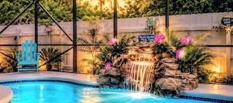 Heated Salt Pool + Hot Tub Oasis ● Tiki Bar ●Near Beach●Downtown ● Pet friendly 