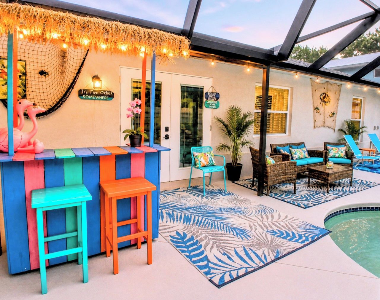 Ein Poolbereich mit Bar, Sitzgelegenheiten und Pool.