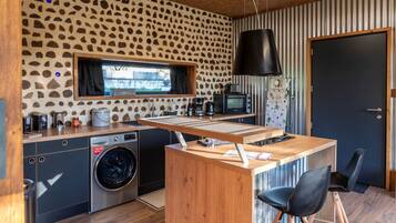 Kühlschrank, Mikrowelle, Ofen, Wasserkocher mit Kaffee-/Teezubehör