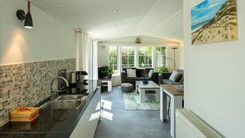 电视、乒乓球、书、立体声音响