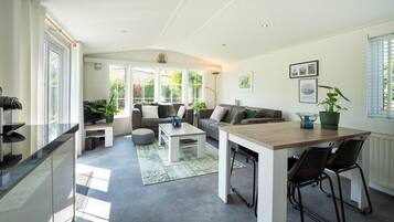 Fernseher, Tischtennisplatte, BĂŒcher, Stereoanlage