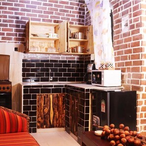 Casa de campo conforto | Cozinha privada | Geladeira, micro-ondas, talheres/pratos/utensílios de cozinha