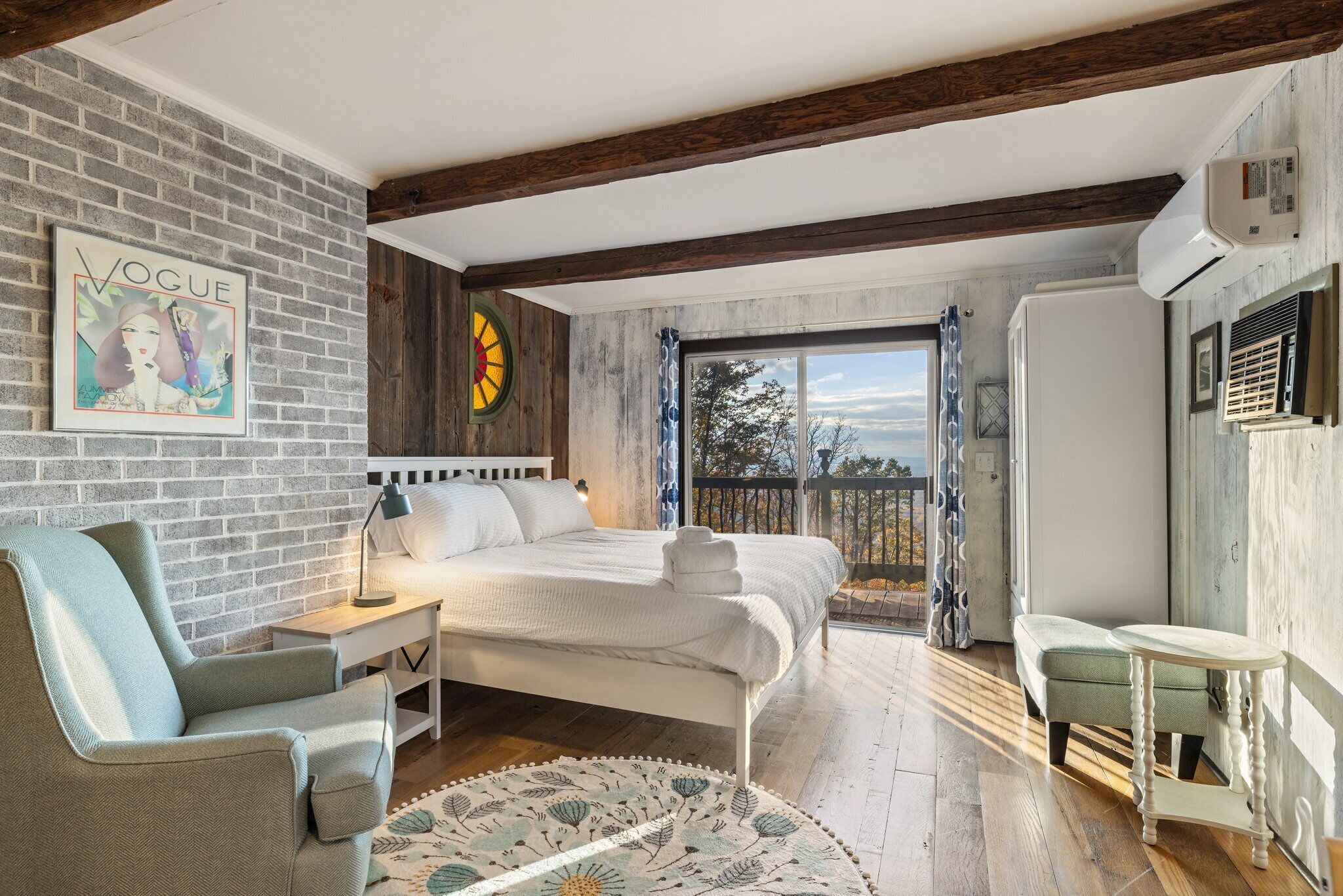 4 室のベッドルーム、デスク、WiFi (無料)、ベッドシーツ