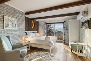 4 bedrooms, desk, free WiFi, bed sheets - Rocky Ridge - Cabin w/ Hot Tub & Heavenly Views! (Harpers Ferry)