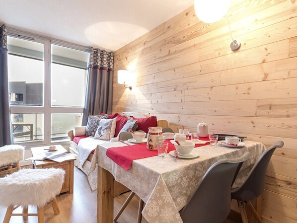 Dining - Renovated 2-room apartment close to slopes with parking (Les Menuires)