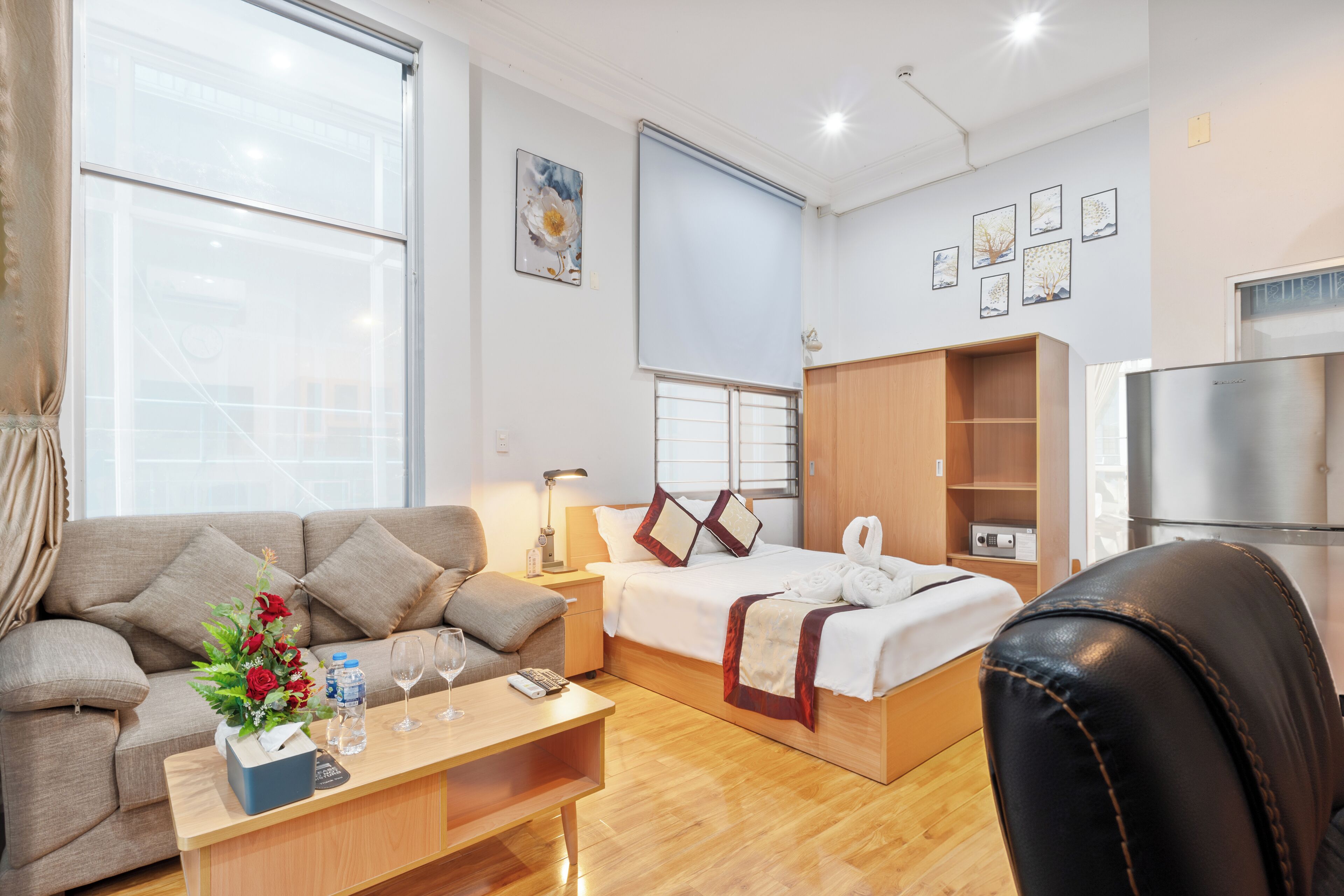 In-room safe, individually furnished, desk, laptop workspace