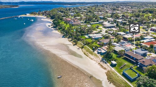 Omaroo - Absolute waterfront location