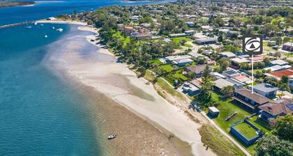 Omaroo - Absolute waterfront location