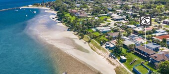 Omaroo - Absolute waterfront location