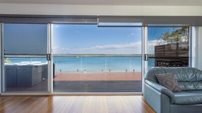 Omaroo - Absolute waterfront location