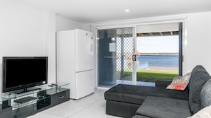 Smart TV - Omaroo - Absolute waterfront location (ILUKA)