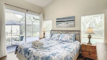 4 quartos, escrivaninha, ferros/tábuas de passar roupa, berço de viagem