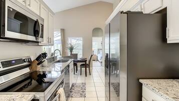 Geladeira, micro-ondas, fogão, cooktop