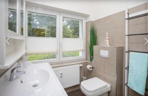 Secador de cabelo, toalhas de banho