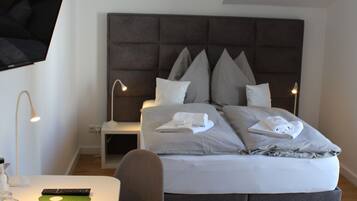 Habitació doble bàsica, 1 llit de matrimoni | Roba de llit hipoal·lergògena i decoració individual