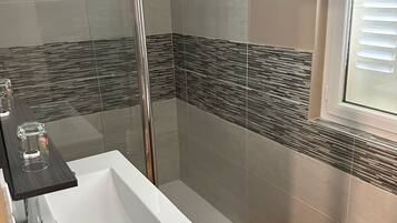 Chambre Double Confort, 1 grand lit (Chambre 7 Confort) | Salle de bain