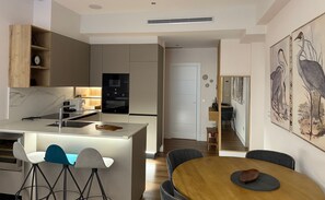 Fridge, microwave, oven, stovetop - APARTAMENTO NUEVO, LUJOSO, CENTRO DE BILBAO. (Bilbo)