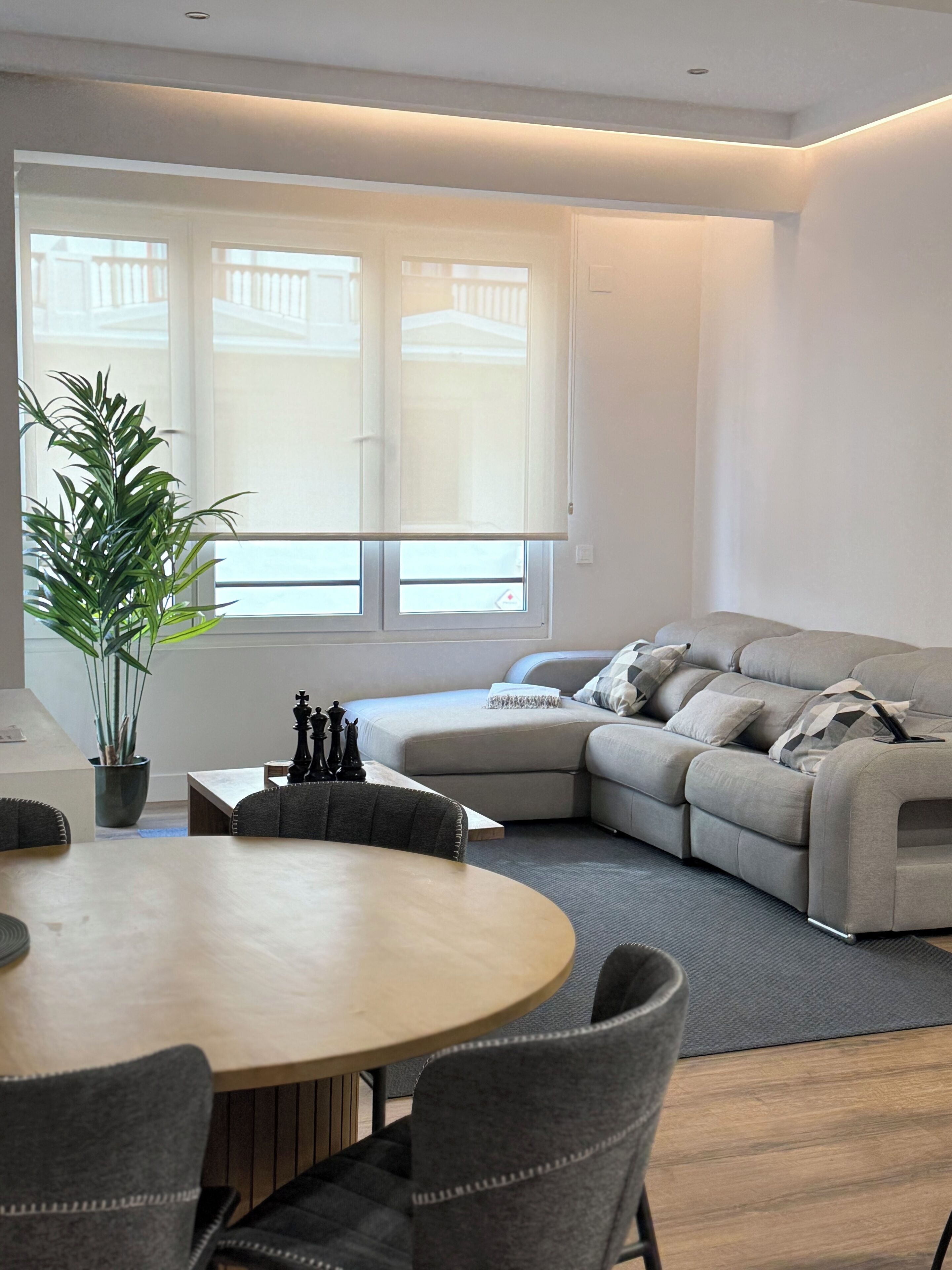 Een smart-tv, een open haard, boeken en een computerscherm