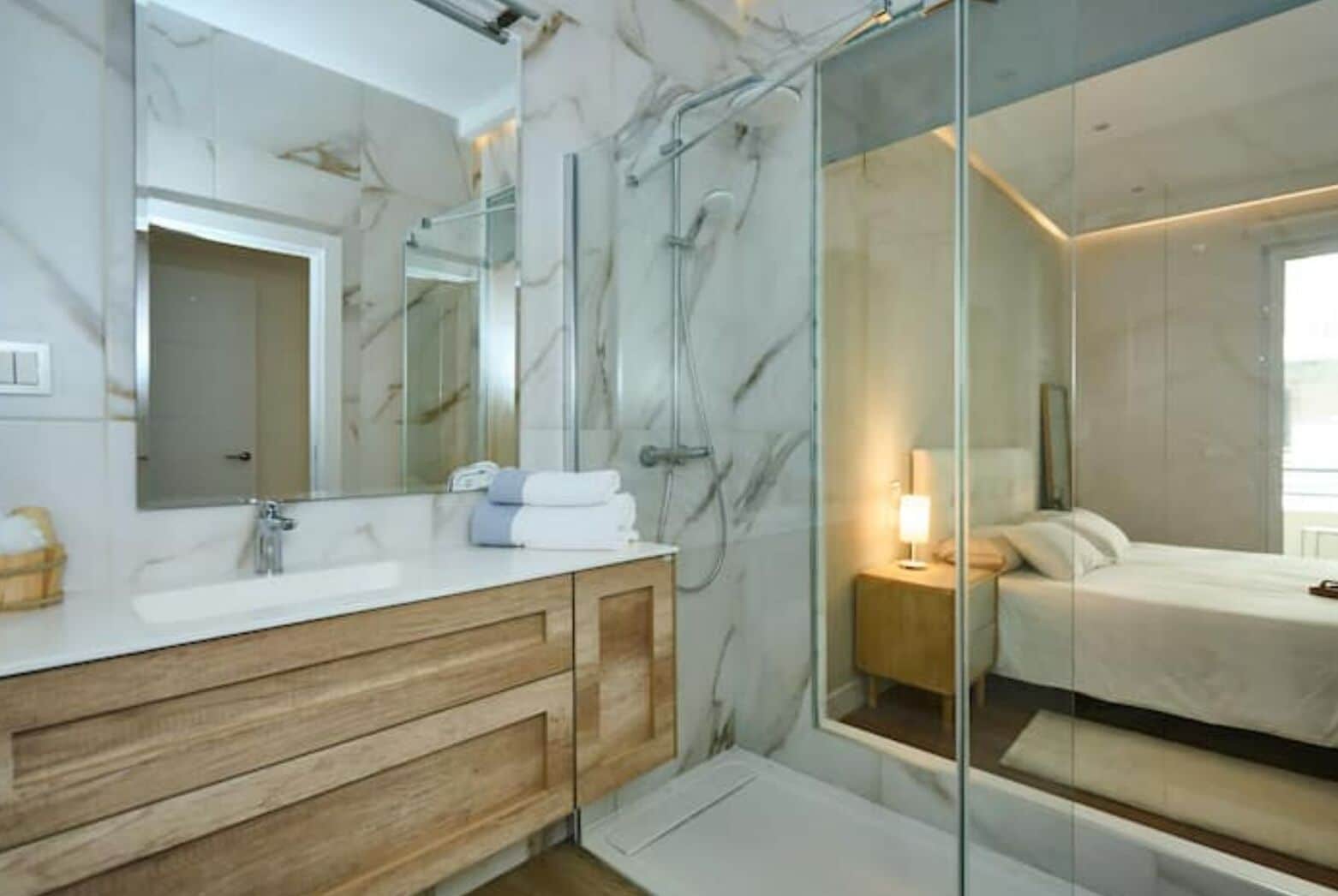 Een douche, een haardroger, pantoffels, een bidet