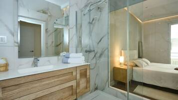 Een douche, een haardroger, pantoffels, een bidet