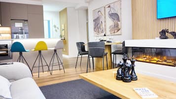 Een smart-tv, een open haard en boeken