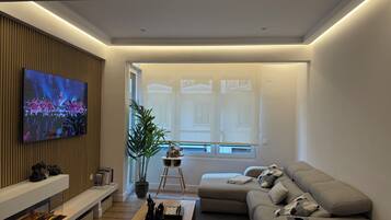 Smart-tv, een open haard en boeken