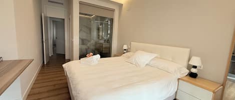 2 slaapkamers, een kluis op de kamer, een bureau, geluiddichte muren