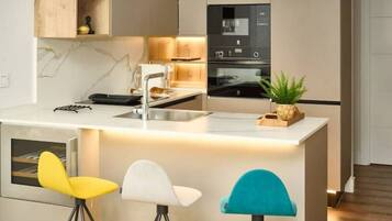 Een koelkast, een magnetron, een oven, een kookplaat