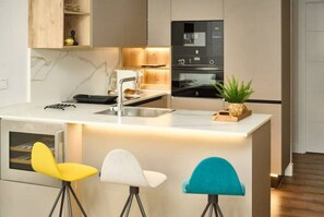 Fridge, microwave, oven, stovetop - APARTAMENTO NUEVO, LUJOSO, CENTRO DE BILBAO. (Bilbo)